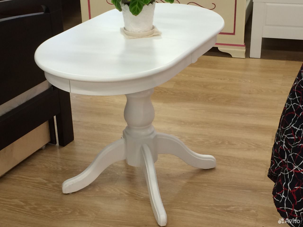 белый овальный раздвижной стол на одной ножке