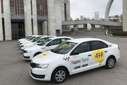 Водитель фирменного автомобиля Яндекс.Такси