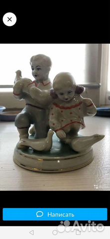 Фарфоровая статуэтка Дети кормят голубей