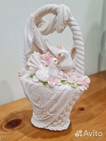 Фигурка голуби в корзине