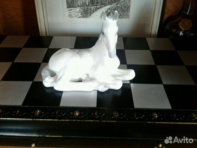 Фарфоровая статуэтка жеребенок лошади