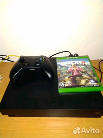 Xbox One X и диск Red Dead Redemption 2