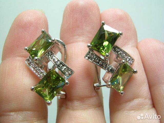 Сережки с зеленым камнем. Новые