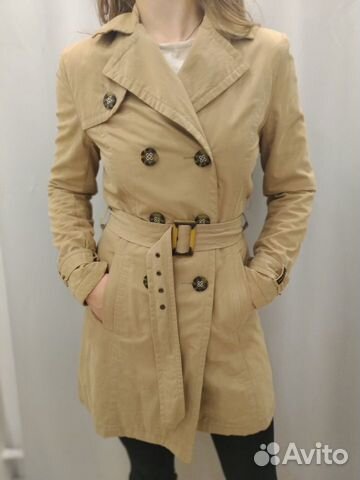 Бежевое пальто на пуговицах Бежевое пальто на пуговицах