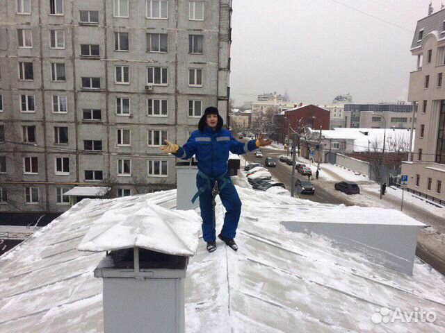 Чистка кровли от снега и наледи