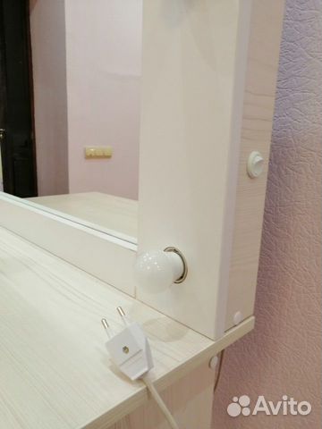 Туалетный столик с зеркалом Туалетный столик с зеркалом