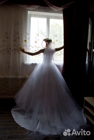 Свадебное платье со шлейфом (индивидуальный пошив) Свадебное платье со шлейфом (индивидуальный пошив)