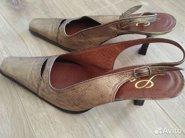 Новые кожаные босоножки цвета золота Новые кожаные босоножки цвета золота