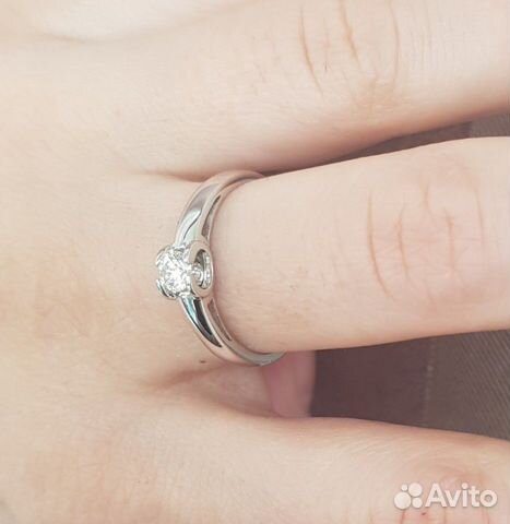 Золотое кольцо с бриллиантом