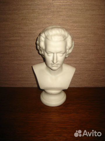 Старинный большой фарфоровый бюст Моцарта