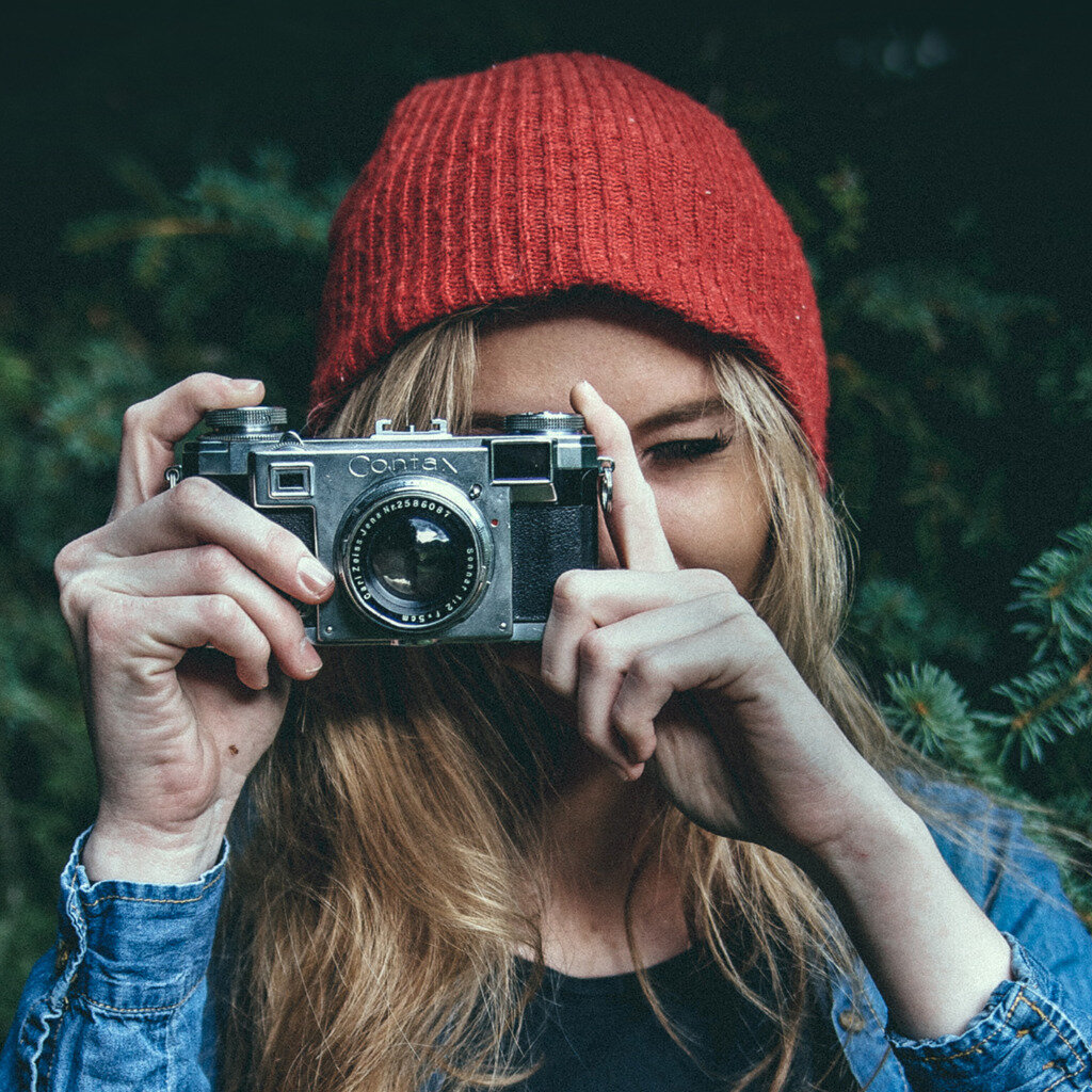 Still photographer. фотоаппарат в руках. Still photographer. ретро фотоаппарат. Still photographer.