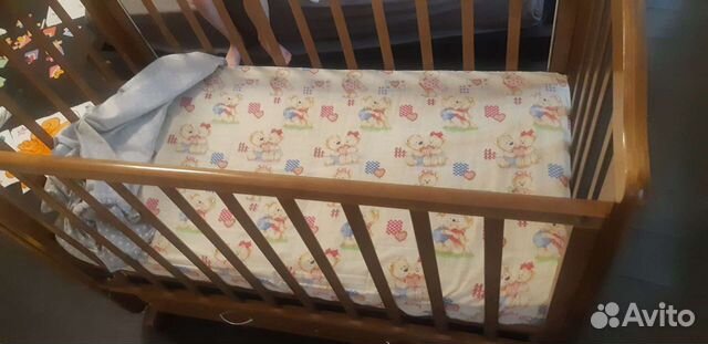 Детская кроватка с поперечным маятником