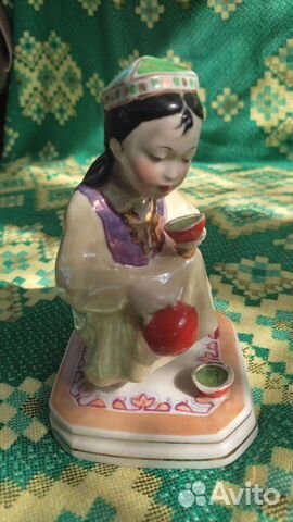 Фарфоровая статуэтка Узбечка с чайником Дулево