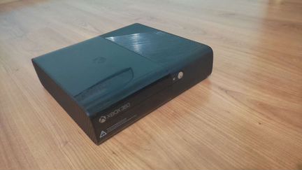 Xbox 360 e + 2 джойстика + игры