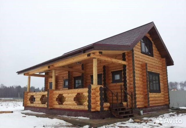 Сруб дома из оцилиндрованного бревна