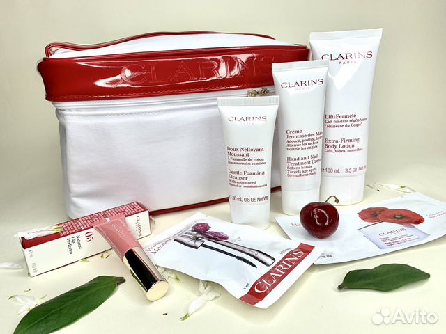 Подарочный набор кларанс. Clarins дорожный набор. Подарочный набор Clarins. Наборы кларанс в коробке. Новогодний набор кларинс.