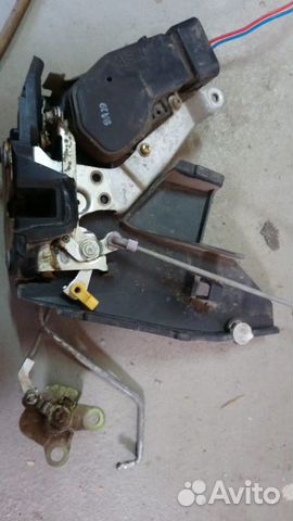 Замок двери передний правый Toyota Corolla e110