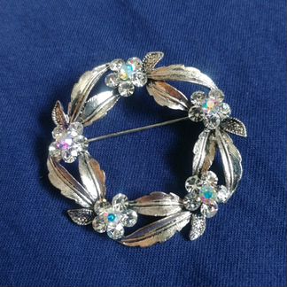 Брошь серебристая с камушками, бижутерия
