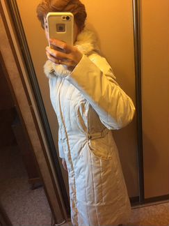 Легкое пуховое пальто с капюшоном и натур. мехом