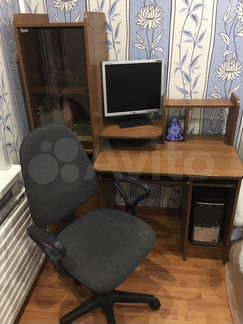 Компьютерный стол, кресло и сам компьютер