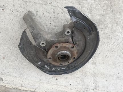 Кулак задний Audi A8 D3