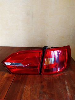 Задний правый фонарь в багажник WV jetta 6 2012год