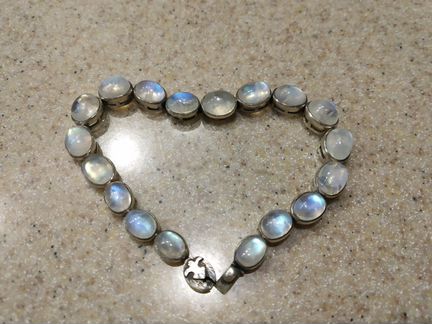 Браслет из лунных камней