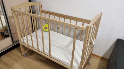 Детская кроватка с матрасом
