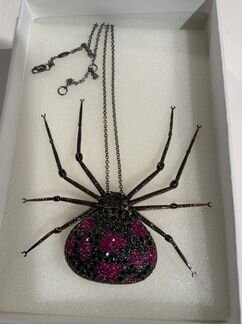 Колье черненое золото с сапфирами,бренд на фото