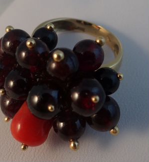 Красивое кольцо Золото 750 Корал + Аметисты