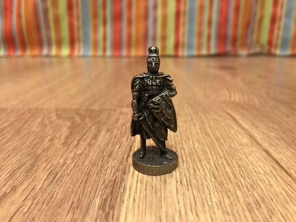 Фигурки рыцарей