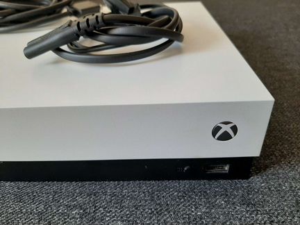 Игровая консоль Xbox One X 1тб + 3 джойстика