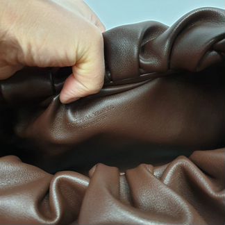 Сумка Bottega Shoulder Pouch шоколадная Боттега