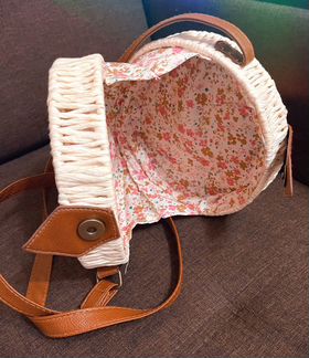 Круглая сумка через плечо из ротанга ASOS design