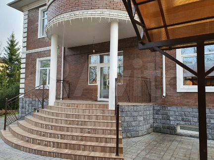 Коттедж 503 м² на участке 12.8 сот.