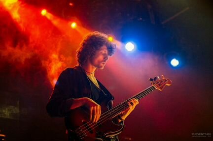 Уроки игры на бас-гитаре, преподаватель