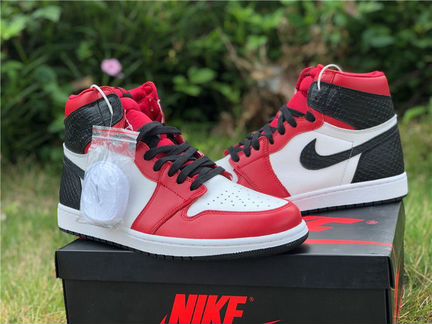 Jordan 1 Retro High Satin Snake Chicago (W),9,5 US