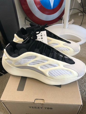 yeezy 700 toe box