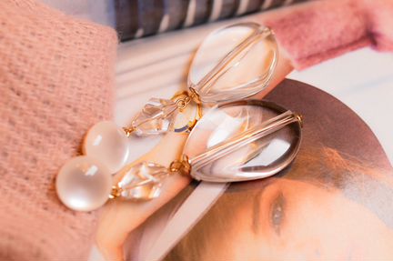 Дивные серьги трехъярусного дизайна с кристаллами