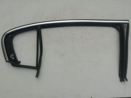 Уплотнитель стекла задний правый Volkswagen Passat