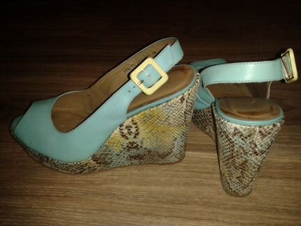 Босоножки на танкетке 38 разм