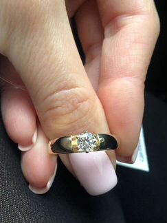 Кольцо с бриллиантом